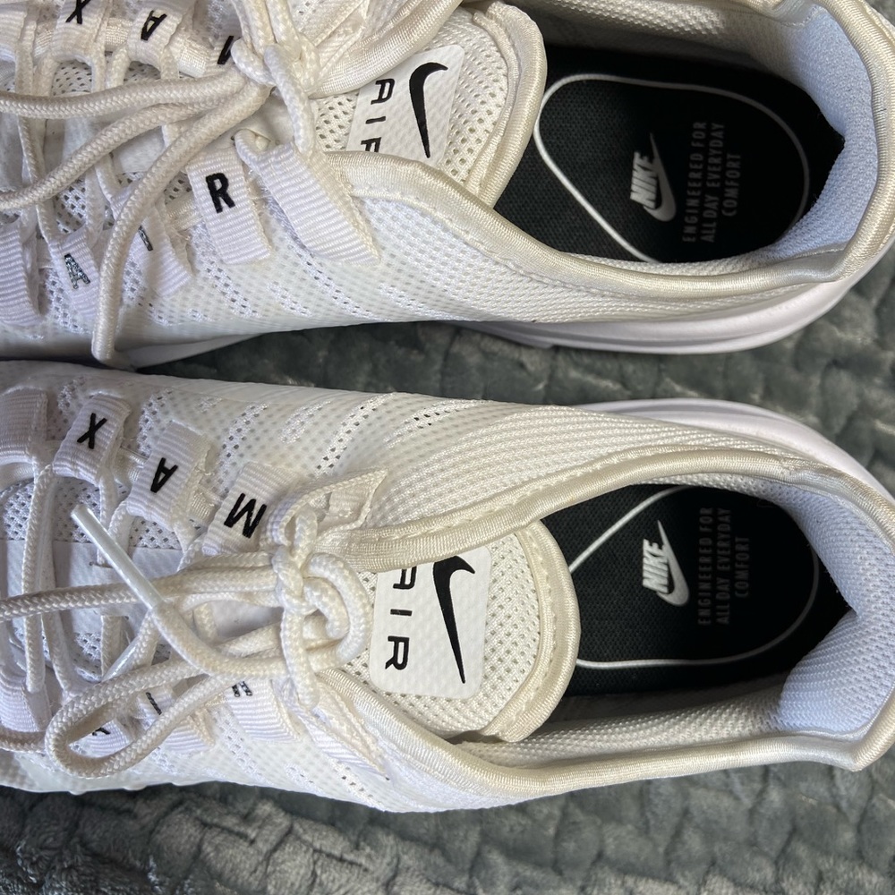 *SOLD* Nike air max axis